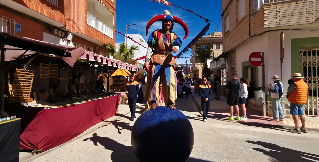 Acróbata sobre una bola en el Mercado Medieval de Los Alcázares