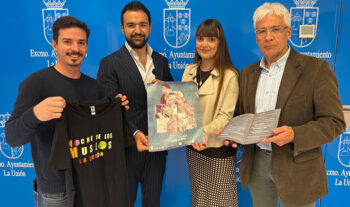 Presentación de la Noche de los Museos en La Unión con participantes mostrando material promocional.
