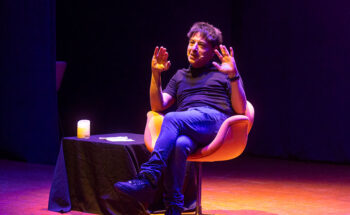 Juan Carlos Ortega durante su espectáculo en El Batel, Cartagena.