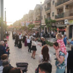 Gente bailando en la calle durante el Olé Fest en Los Alcázares
