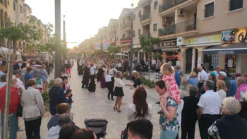 Gente bailando en la calle durante el Olé Fest en Los Alcázares