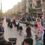 Gente disfrutando de Oléfest en Los Alcázares con música y baile.