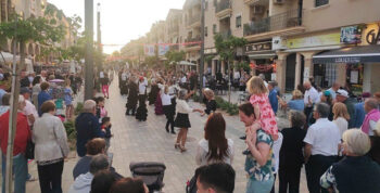 Gente disfrutando de Oléfest en Los Alcázares con música y baile.