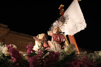 Escultura de la Piedad de Manuel Ribera Girona en procesión nocturna