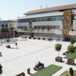 Vista de la Plaza de España en San Javier con personas y árboles.
