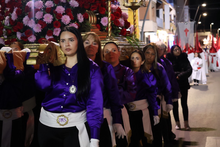 Participantes de la procesión del Santo Entierro en San Pedro del Pinatar