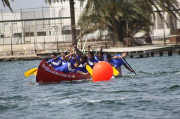 Equipo de la Academia General del Aire compitiendo en regata de dragon boat
