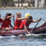 Equipo de mujeres remando en la Regata Interuniversidades en el Mar Menor