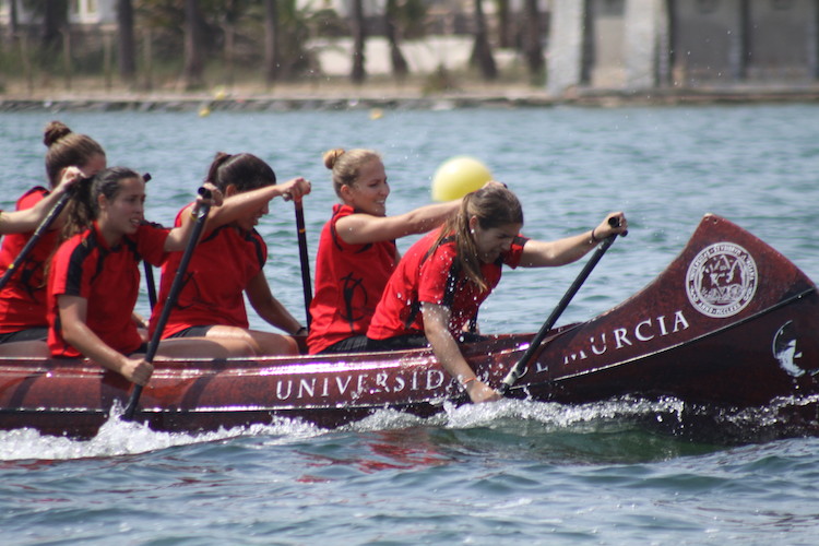 Equipo de mujeres remando en la Regata Interuniversidades en el Mar Menor