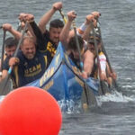 Competidores de piragüismo en la regata interuniversitaria en el Mar Menor
