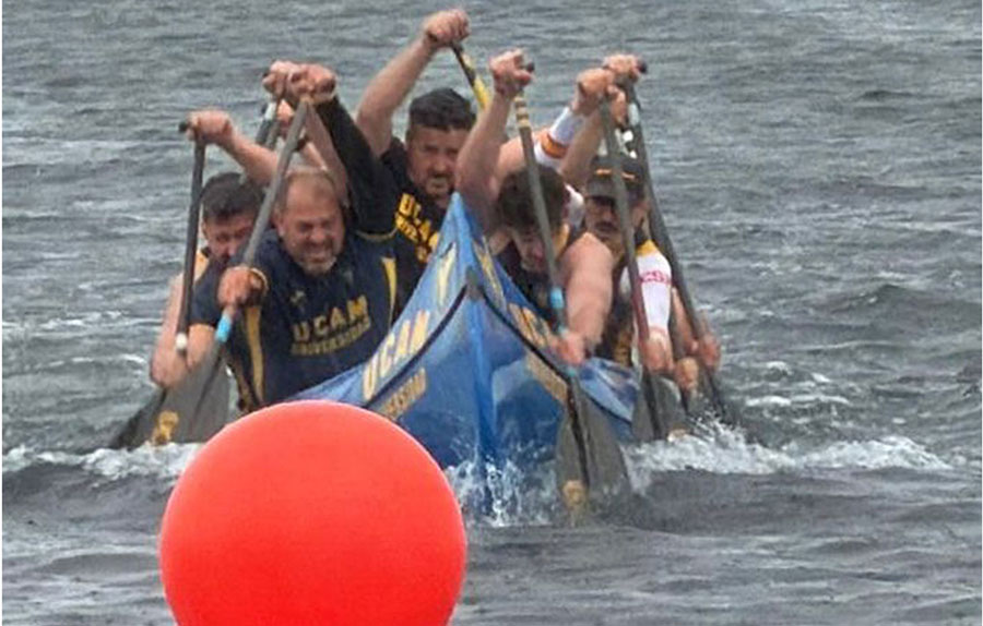 Competidores de piragüismo en la regata interuniversitaria en el Mar Menor