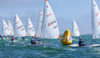 Regatistas compitiendo en el Campeonato de Europa de Vela ILCA 4 en el Mar Menor.