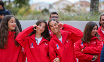 Grupo de regatistas sonrientes en el Campeonato Europeo de Vela ILCA 4
