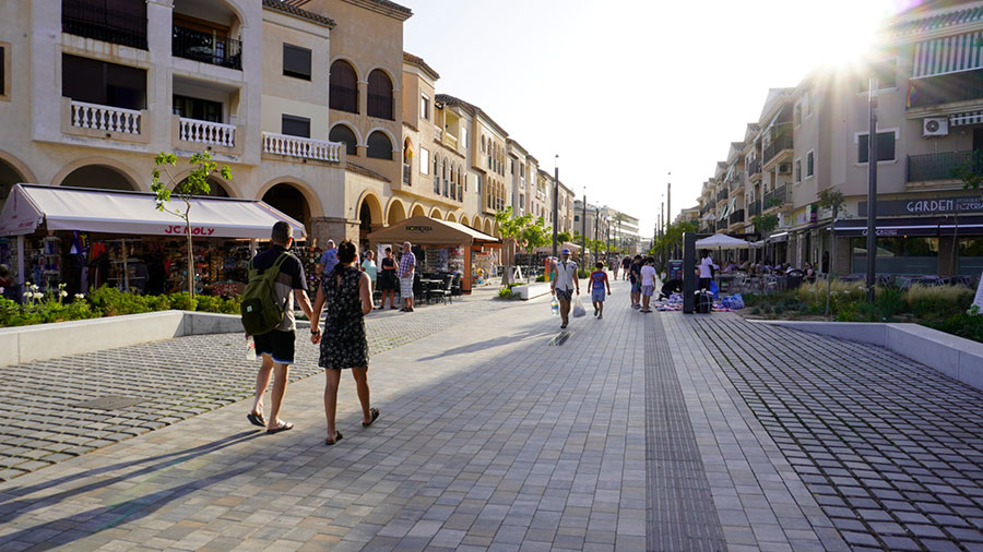 Vista de la avenida Río Nalón en Los Alcázares con peatones y comercios.
