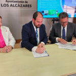 Firma de contrato para nuevo servicio de limpieza en Los Alcázares