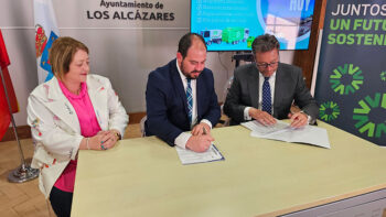 Firma de contrato para nuevo servicio de limpieza en Los Alcázares