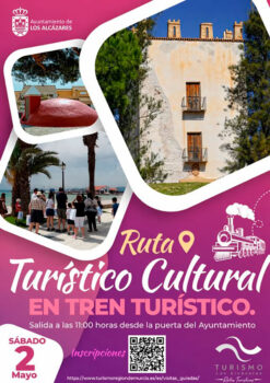 Grupo de personas en una ruta cultural en tren turístico en Los Alcázares.