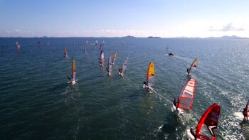 Viento surfistas en el Mar Menor durante una actividad náutica