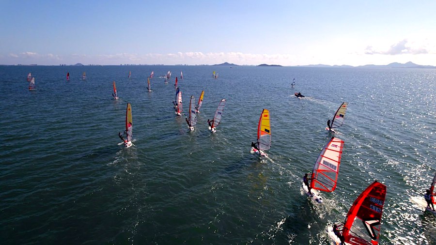 Viento surfistas en el Mar Menor durante una actividad náutica
