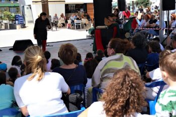 Espectáculo de teatro infantil en Lo Pagán con público atento.
