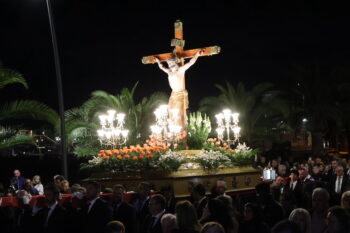 Vía Crucis del Cristo del Mar Menor en Lo Pagán con fieles y palmeras