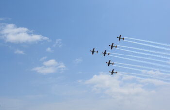 Aviones en formación durante el Festival Aéreo Aire26 en Santiago de la Ribera