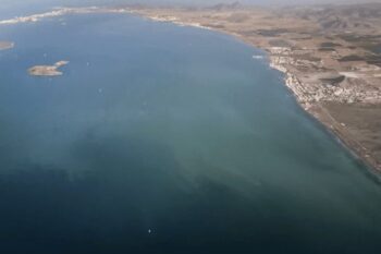 Vista aérea de la mancha blanca en el Mar Menor