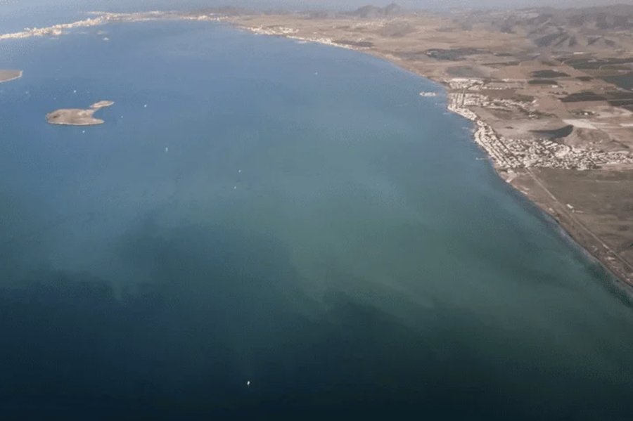 Vista aérea de la mancha blanca en el Mar Menor
