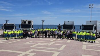 Equipo de limpieza en Los Alcázares junto a camiones eléctricos