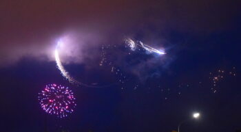Fuegos artificiales iluminando el cielo durante el festival aéreo en Santiago de la Ribera