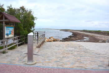 Acceso a la playa de La Llana mostrando la erosión costera