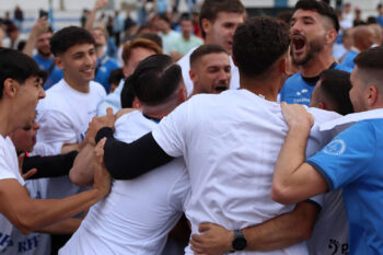 Jugadores del San Javier CF celebrando su ascenso a la Tercera Federación