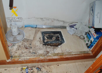 Imagen de una caja fuerte dañada en un asalto en San Javier