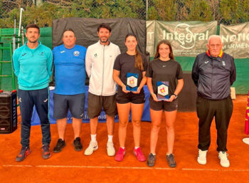 Alba Miguel y Paula Bermúdez con trofeos tras ganar el campeonato de tenis