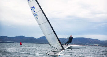 Regatista compitiendo en el Campeonato de Europa de Clase A en Los Alcázares