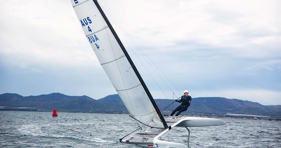Regatista compitiendo en el Campeonato de Europa de Clase A en Los Alcázares