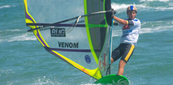 Regatista José Santos compitiendo en windsurf en el Mar Menor