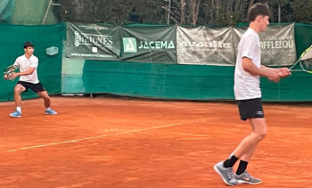 Jugadores en acción durante el Campeonato Regional Cadete de Tenis en San Javier.