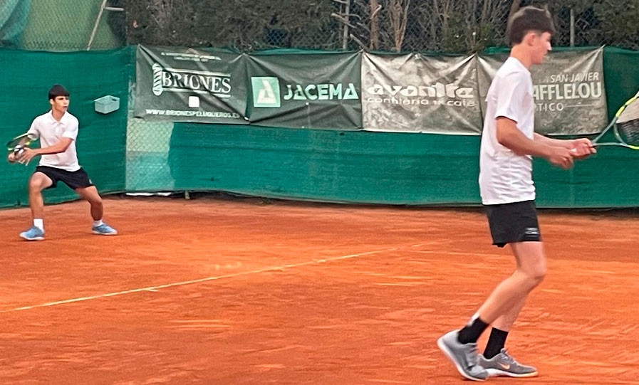 Jugadores en acción durante el Campeonato Regional Cadete de Tenis en San Javier.
