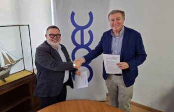 Miguel Ángel Jiménez Bosque y otro hombre estrechando manos en un evento