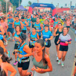 Participantes corriendo en la carrera popular en Mil Palmeras