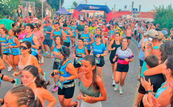 Participantes corriendo en la carrera popular en Mil Palmeras
