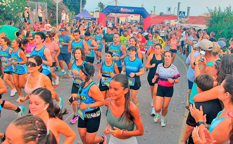 Participantes corriendo en la carrera popular en Mil Palmeras