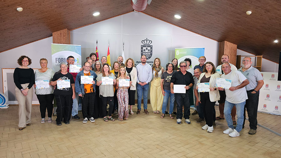 Grupo de participantes en la clausura del programa de empleo y formación.
