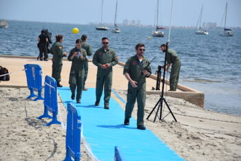 Comandante Rafa Marín y equipo en el Festival Aéreo en Santiago de la Ribera
