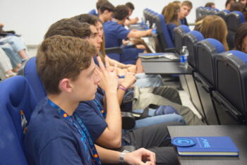 Grupo de estudiantes en la Academia General del Aire esperando su turno