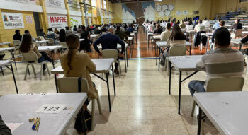 Estudiantes realizando un examen en Torre Pacheco con mesas y sillas dispuestas.