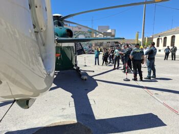Helicóptero de la Guardia Civil en exhibición con agentes y público