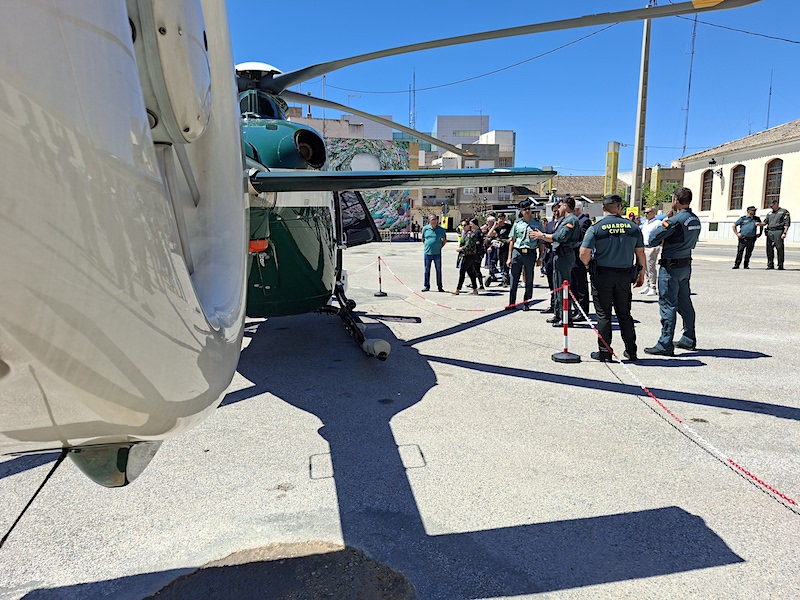 Helicóptero de la Guardia Civil en exhibición con agentes y público