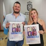 Presentadores sosteniendo carteles del evento Fahrenheit 78.8 en Los Alcázares